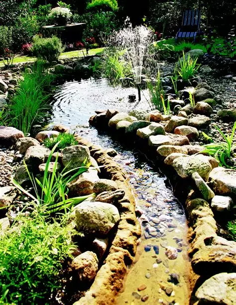 Bassin et ruisseau paysagers réalisés par PaysaFlore
